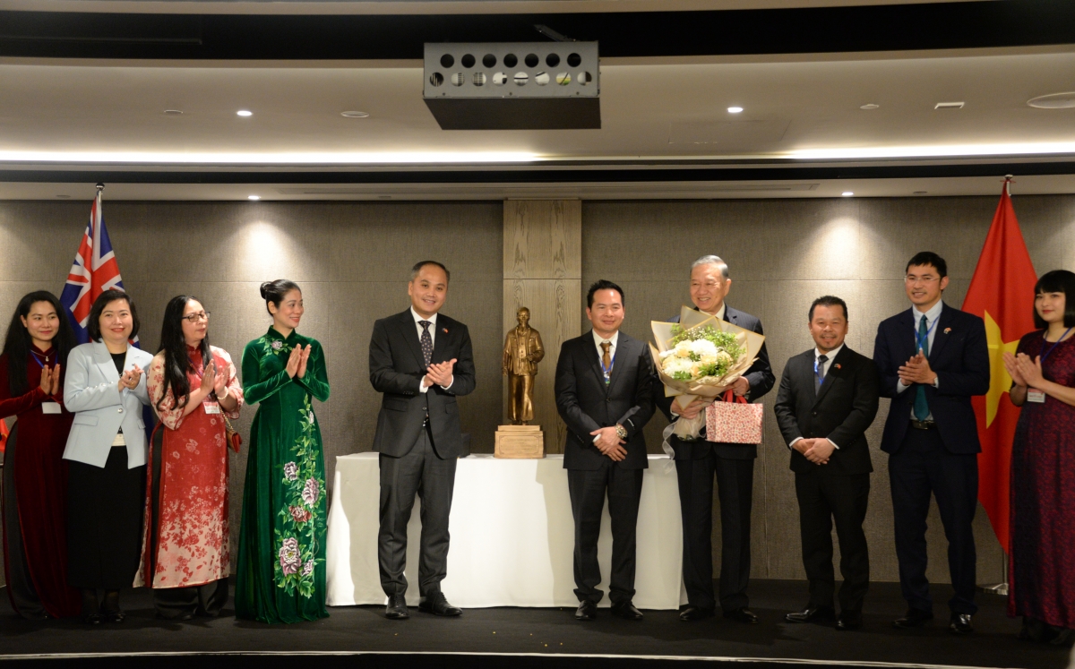 Đại diện cộng đồng người Việt Nam tại New Zealand tặng hoa và quà lưu niệm chúc mừng Tổng Bí thư, Chủ tịch nước