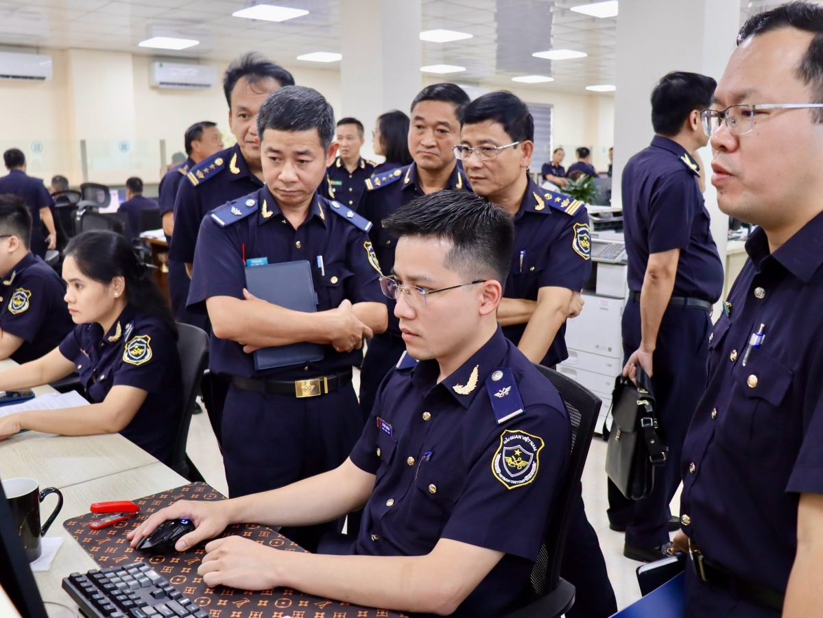 Lãnh đạo, công chức Chi cục Hải quan khu vực 4 và Chi cục Hải quan khu vực 6 khảo sát thực tế việc thực hiện thủ tục hải quan tại Đội Thông quan (Chi cục Hải quan khu vực III