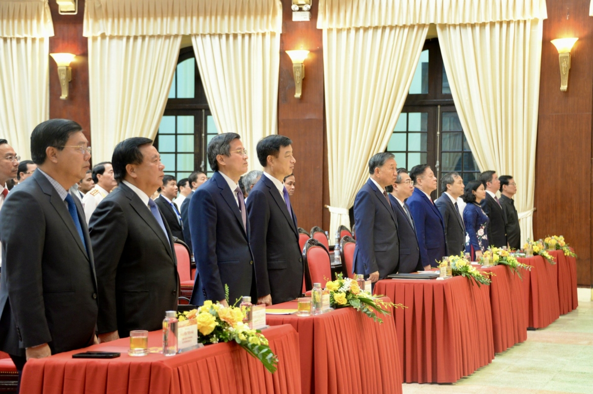 Các đại biểu làm lễ chào cờ