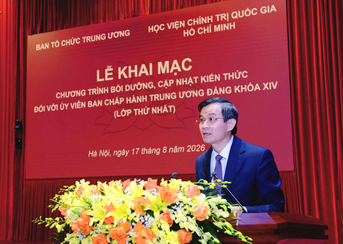 Ủy viên Bộ Chính trị, Giám đốc Học viện Chính trị Quốc gia Hồ Chí Minh Đoàn Minh Huấn phát biểu tại lễ khai giảng