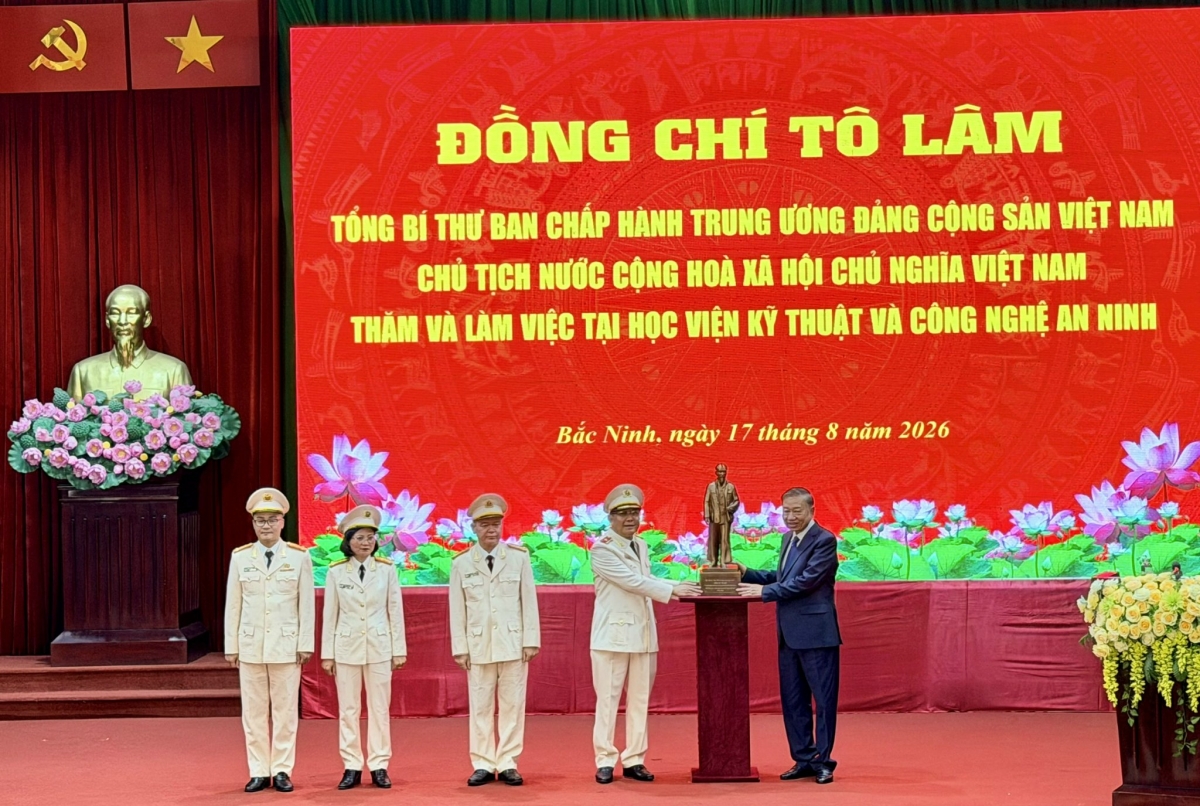 Tổng Bí thư, Chủ tịch nước Tô Lâm tặng Học viện bức tượng Chủ tịch Hồ Chí Minh