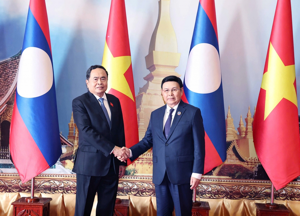 Chủ tịch Quốc hội Trần Thanh Mẫn và Chủ tịch Quốc hội Lào Xaysomphone Phomvihane trong chuyến thăm của Chủ tịch Quốc hội Trần Thanh Mẫn tới Lào tháng 10/2024. Ảnh: TTXVN