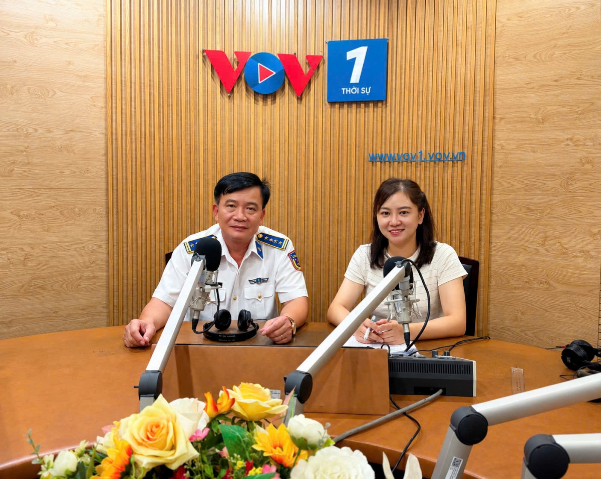 BTV chương trình và Đại tá Trương Bá Long, Phó Tham mưu trưởng Cảnh sát biển Việt Nam.