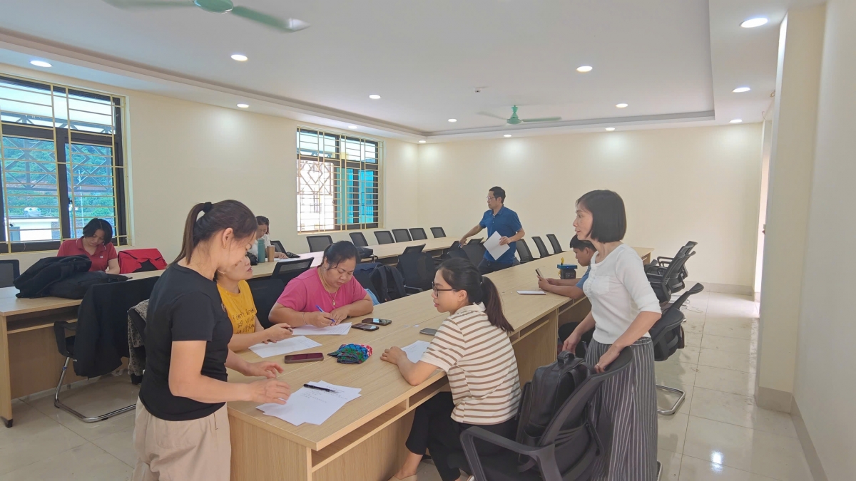Các thầy cô giáo Trường Phổ thông dân tộc nội trú Tiểu học và THCS Yên Sơn chuẩn bị cho năm học mới