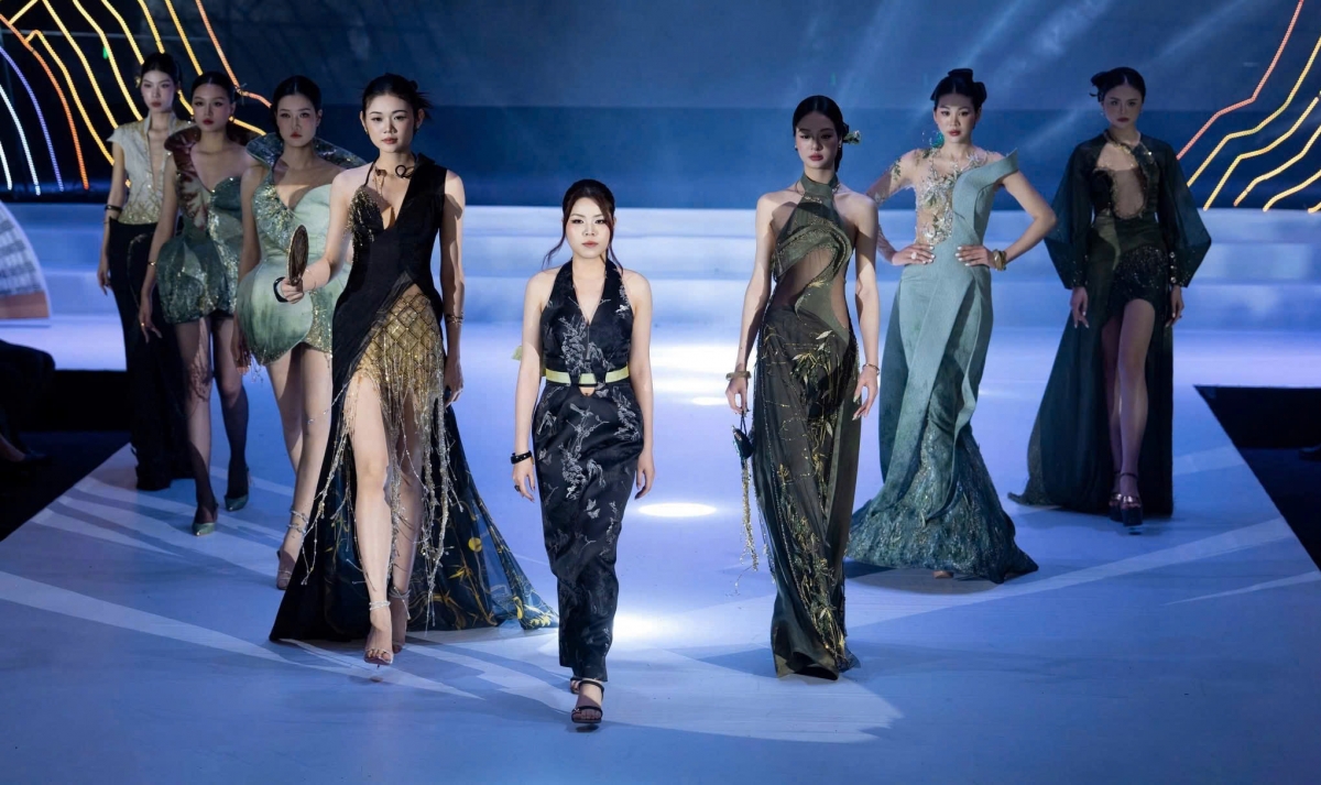 Thủ khoa tốt nghiệp xuất sắc Phan Thuỳ Linh (đứng giữa) cùng bộ sưu tập "Ẩm" khai thác văn hóa trà, tôn vinh nét đẹp của người phụ nữ hiện đại.