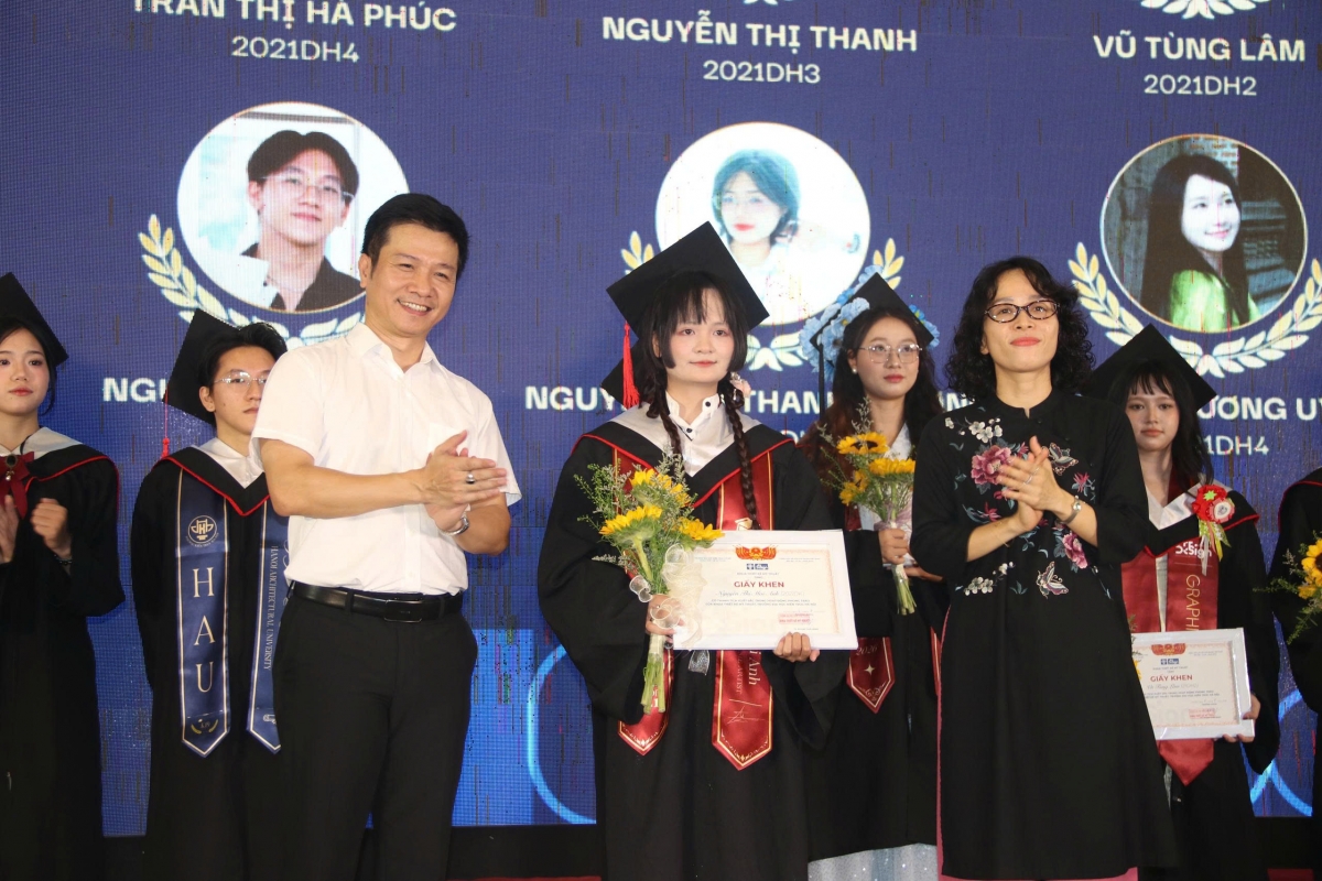 Lễ trao bằng tốt nghiệp cho 281 tân cử nhân thuộc ba ngành đào tạo Thiết kế Đồ họa, Thiết kế Thời trang và Điêu khắc. 