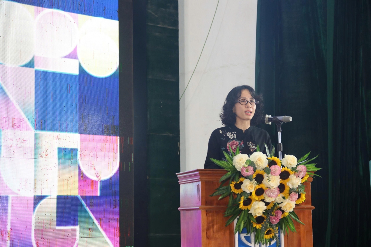 Bà Nguyễn Cẩm Ly, giảng viên ngành Thiết kế Đồ hoạ, Khoa Thiết kế Mỹ thuật, trường Đại học Kiến Trúc Hà Nội phát biểu tại buổi lễ