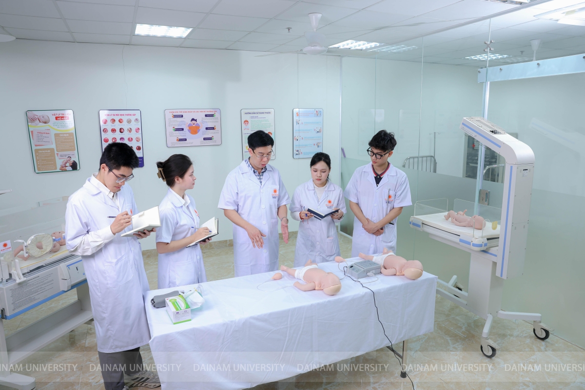 Sinh viên khối ngành Sức khỏe "học đi đôi với hành" tại Trung tâm tiền lâm sàng hiện đại ngay trong trường.