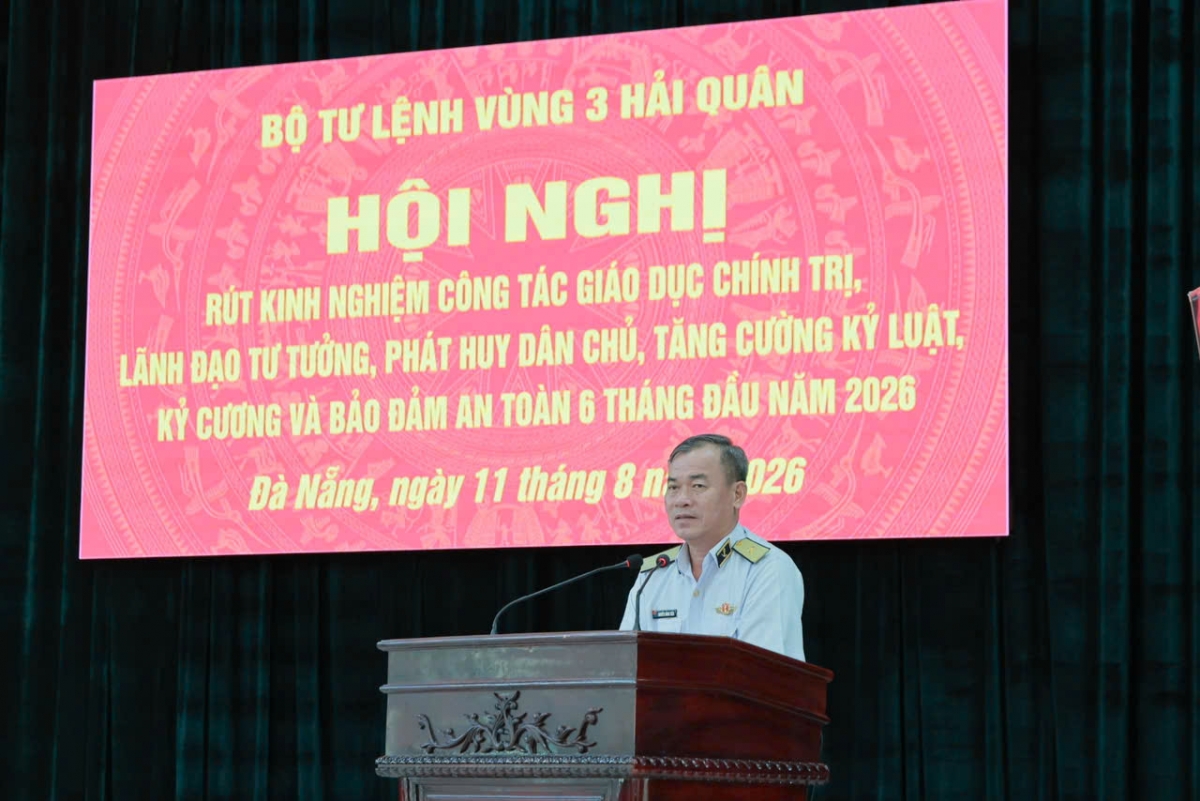 Chuẩn Đô đốc Nguyễn Đăng Tiến, Bí thư Đảng ủy, Chính ủy Vùng 3 Hải quân chủ trì Hội nghị