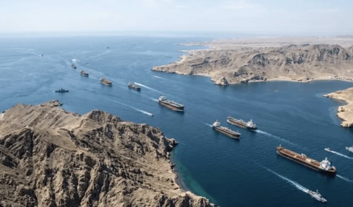 àu thuyền đi qua eo biển Hormuz.