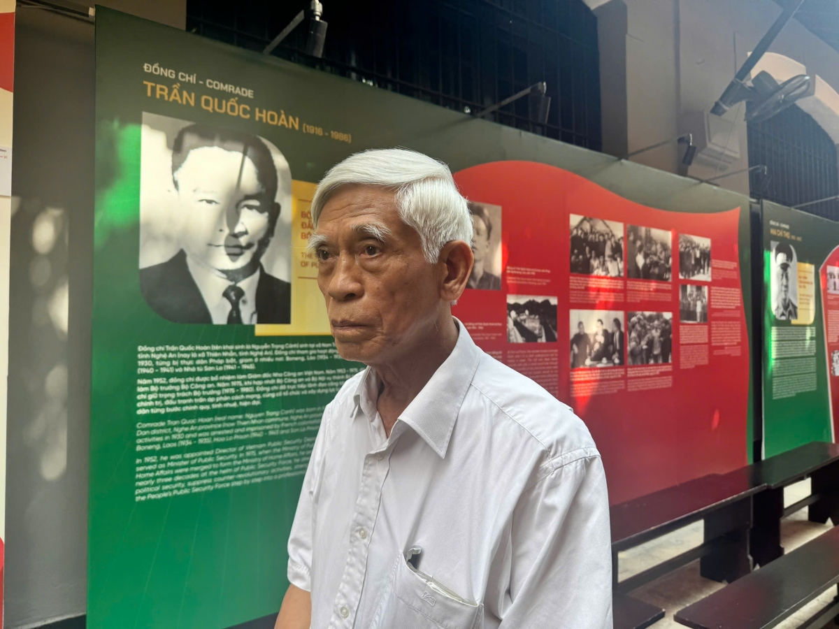 Ông Trần Khâm, Nguyên Uỷ viên Ban biên tập Báo Nhân Dân, Trưởng ban đại diện chiến sỹ cách mạng bị địch bắt tù đầy thành phố Hà Nội xúc động trước ý chí kiên cường, bất khuất của đồng đội.