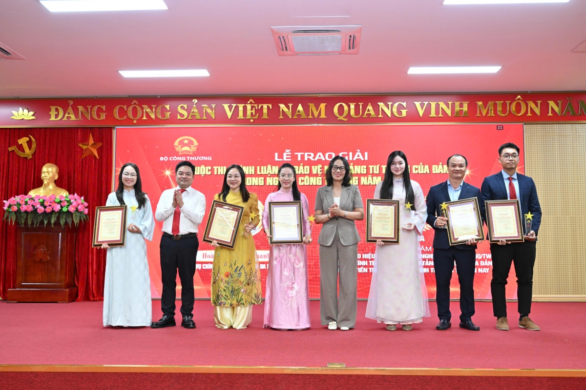 Ông Nguyễn Văn Minh, Tổng Biên tập Báo Công Thương, thành viên Hội đồng giám khảo Cuộc thi trao giải cho các tác giả đoạt giải.
