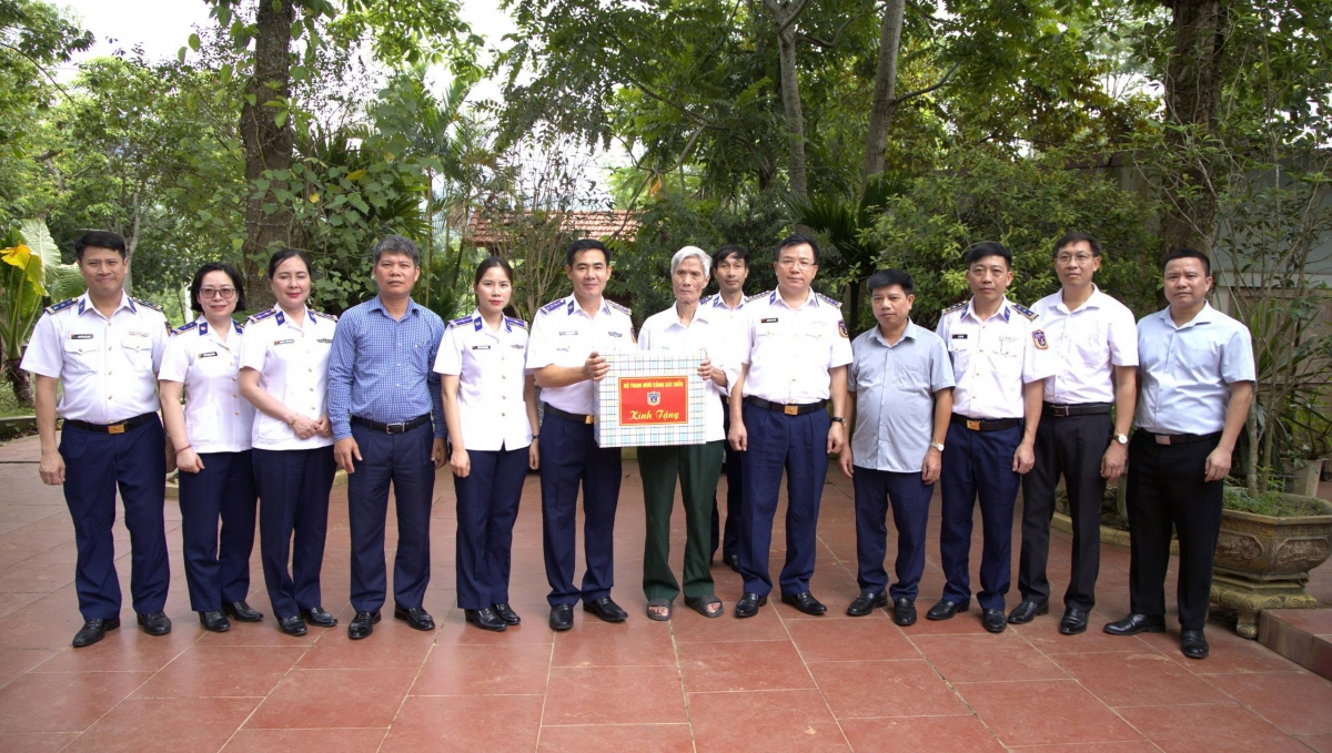 Bộ Tham mưu Cảnh sát biển và chính quyền xã đến thăm và tặng quà các thương bệnh binh tại địa bàn xã Yên Xuân, thành phố Hà Nội