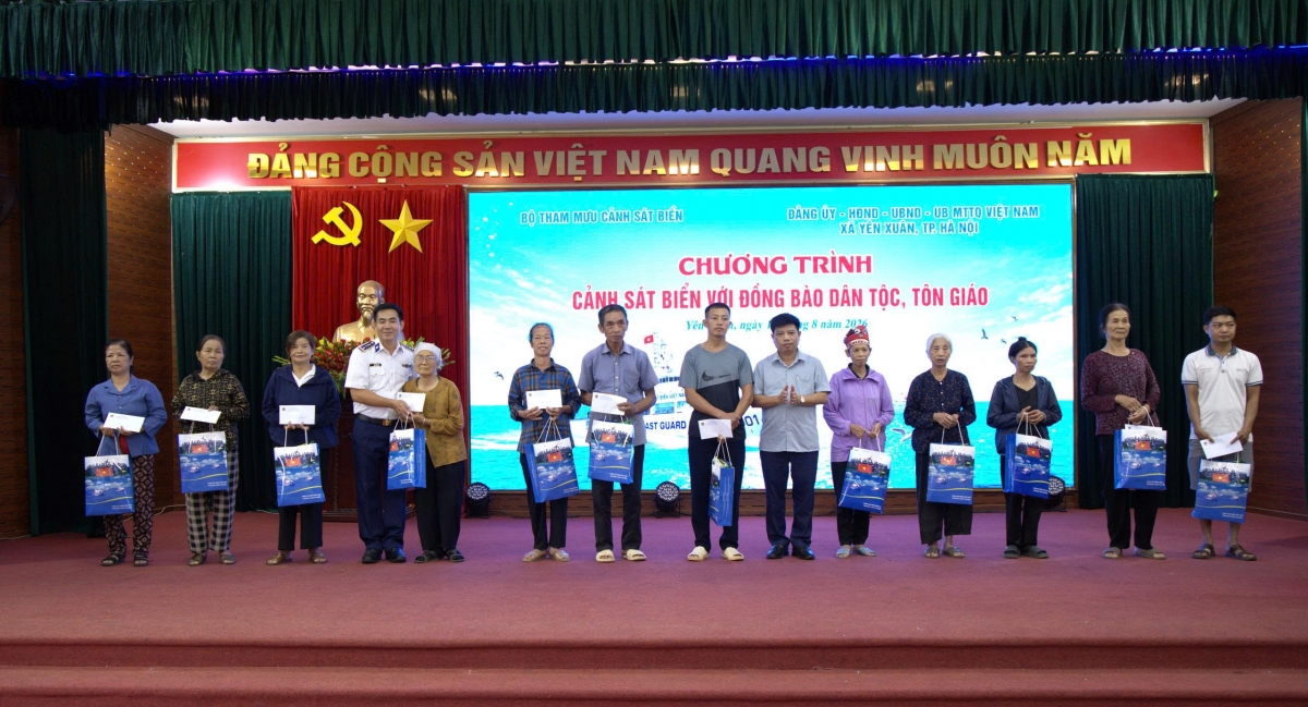 Tặng quà cho các hộ nghèo, khó khăn tại địa bàn xã Yên Xuân, Hà Nội