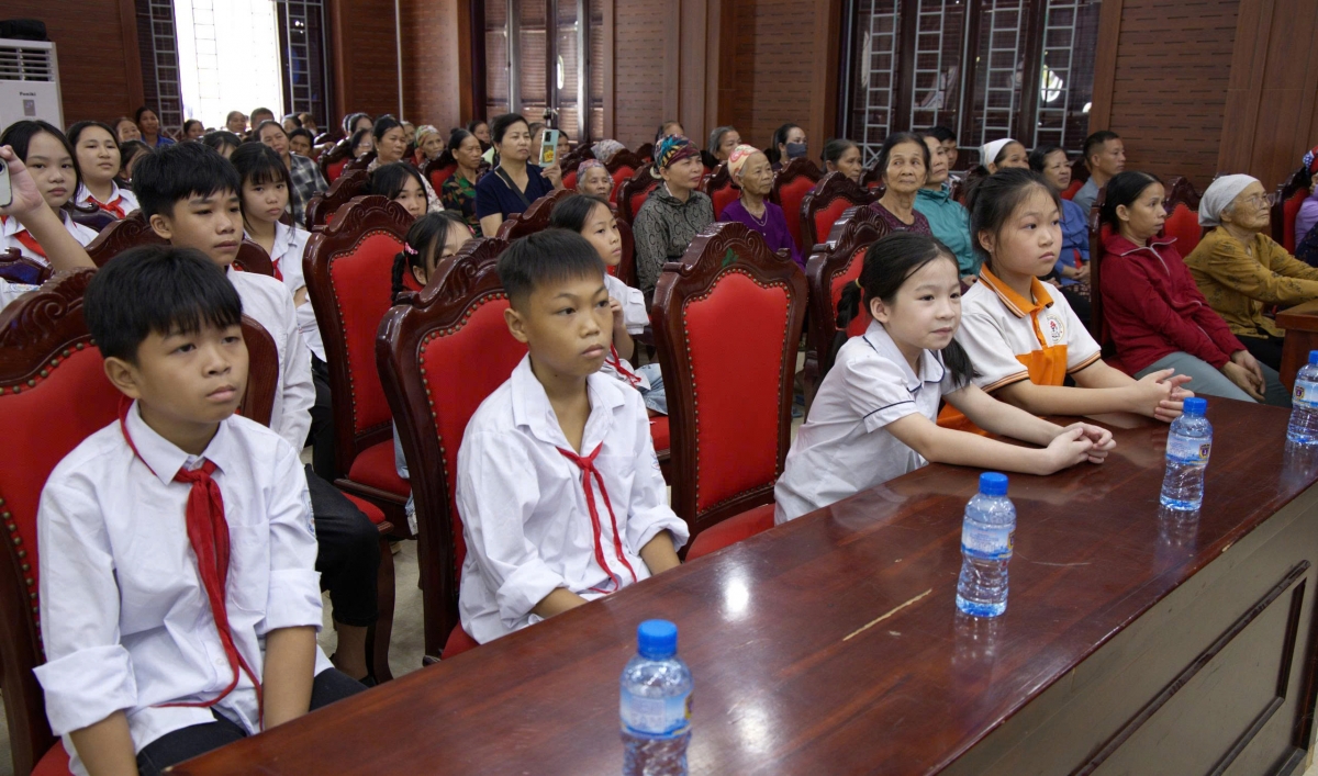 Các em học sinh đến tham dự chương trình Cảnh sát biển với đồng bào dân tộc tôn giáo tại hội trường xã Yên Xuân, Hà Nội