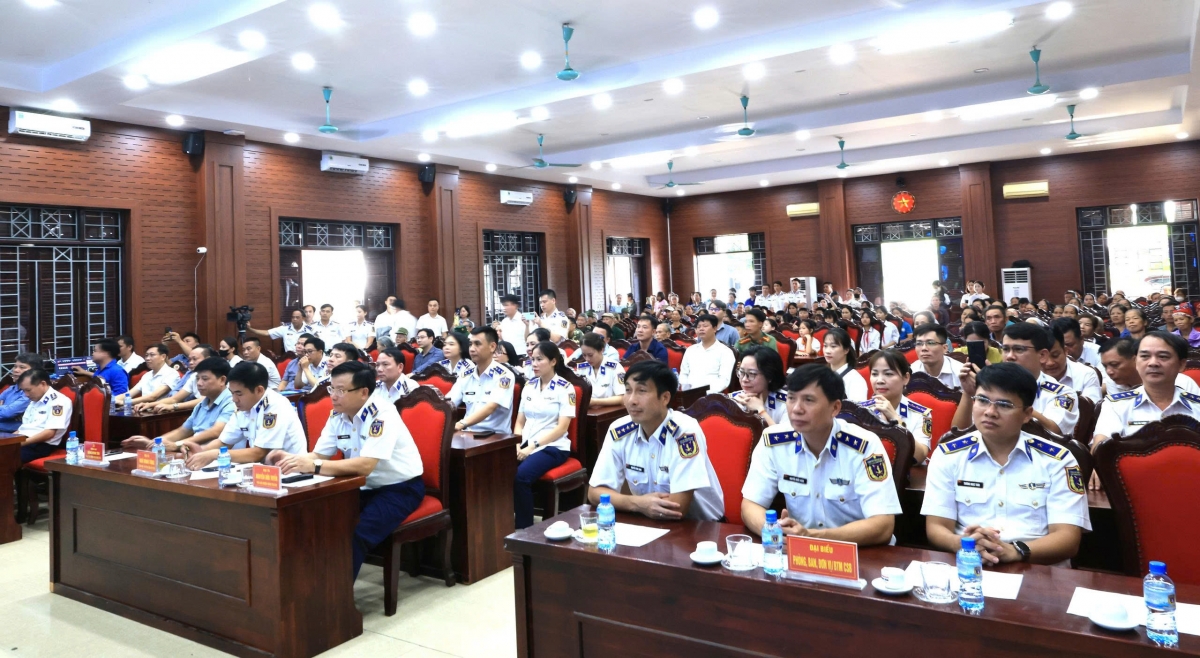 Quang cảnh chương trình Cảnh sát biển với đồng bào dân tộc tôn giáo tại hội trường xã Yên Xuân, Hà Nội