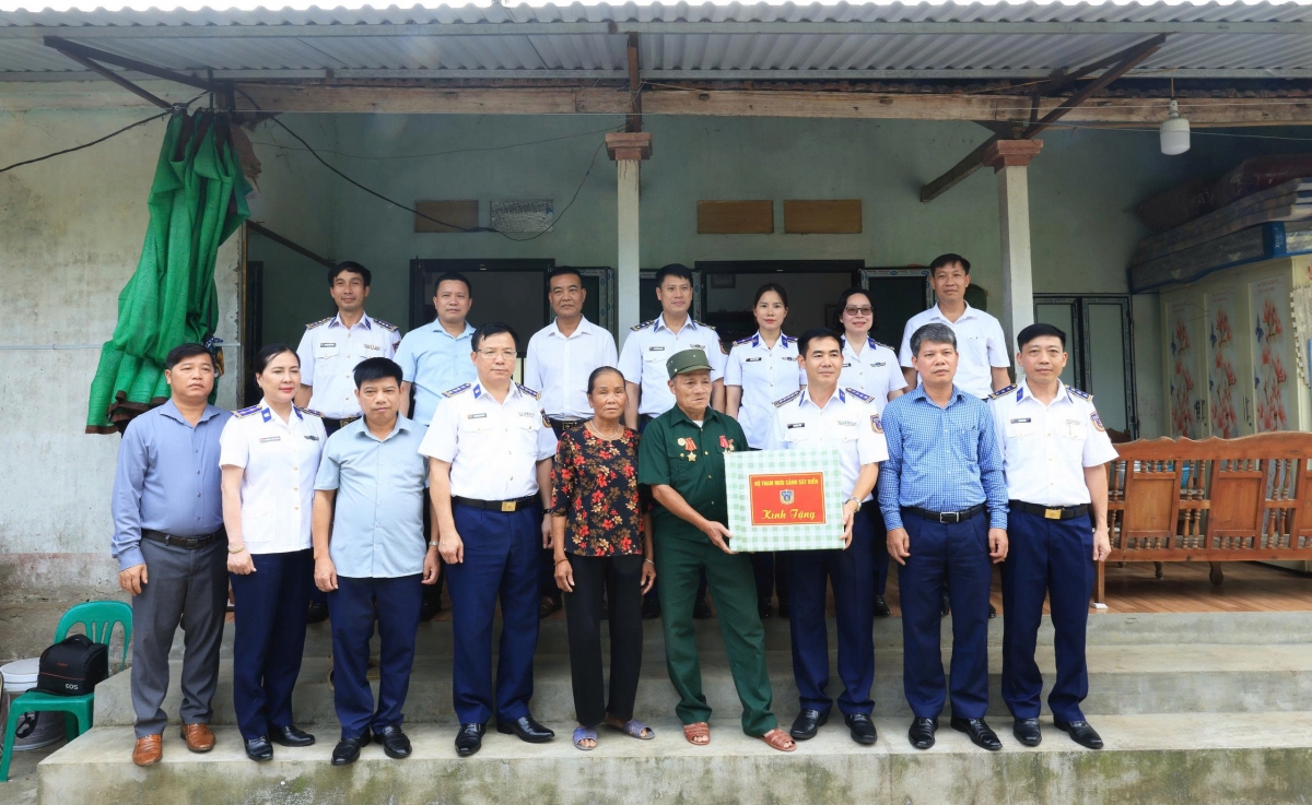 Bộ Tham mưu Cảnh sát biển và chính quyền xã đến thăm và tặng quà các thương bệnh binh tại địa bàn xã Yên Xuân, thành phố Hà Nội