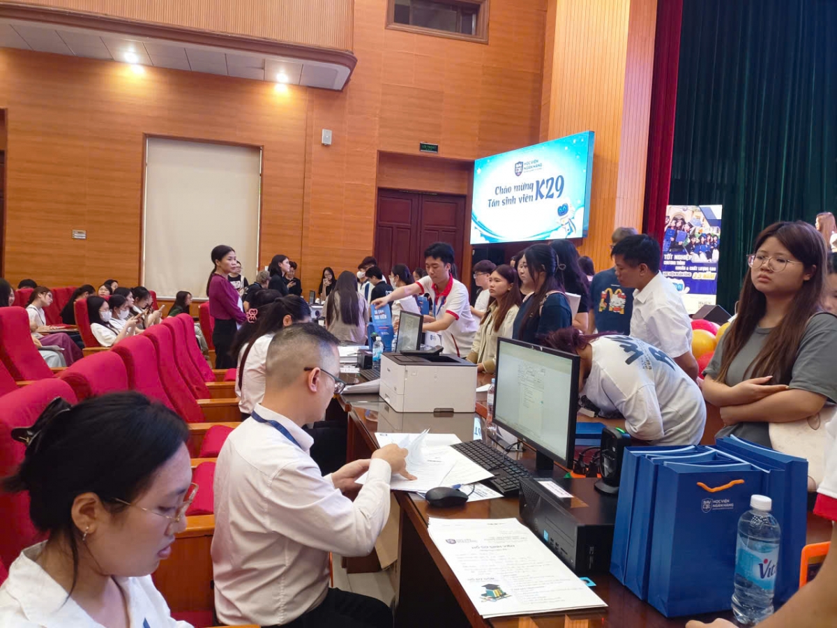 Khu vực làm thủ tục nhập học tại Học viện Ngân hàng