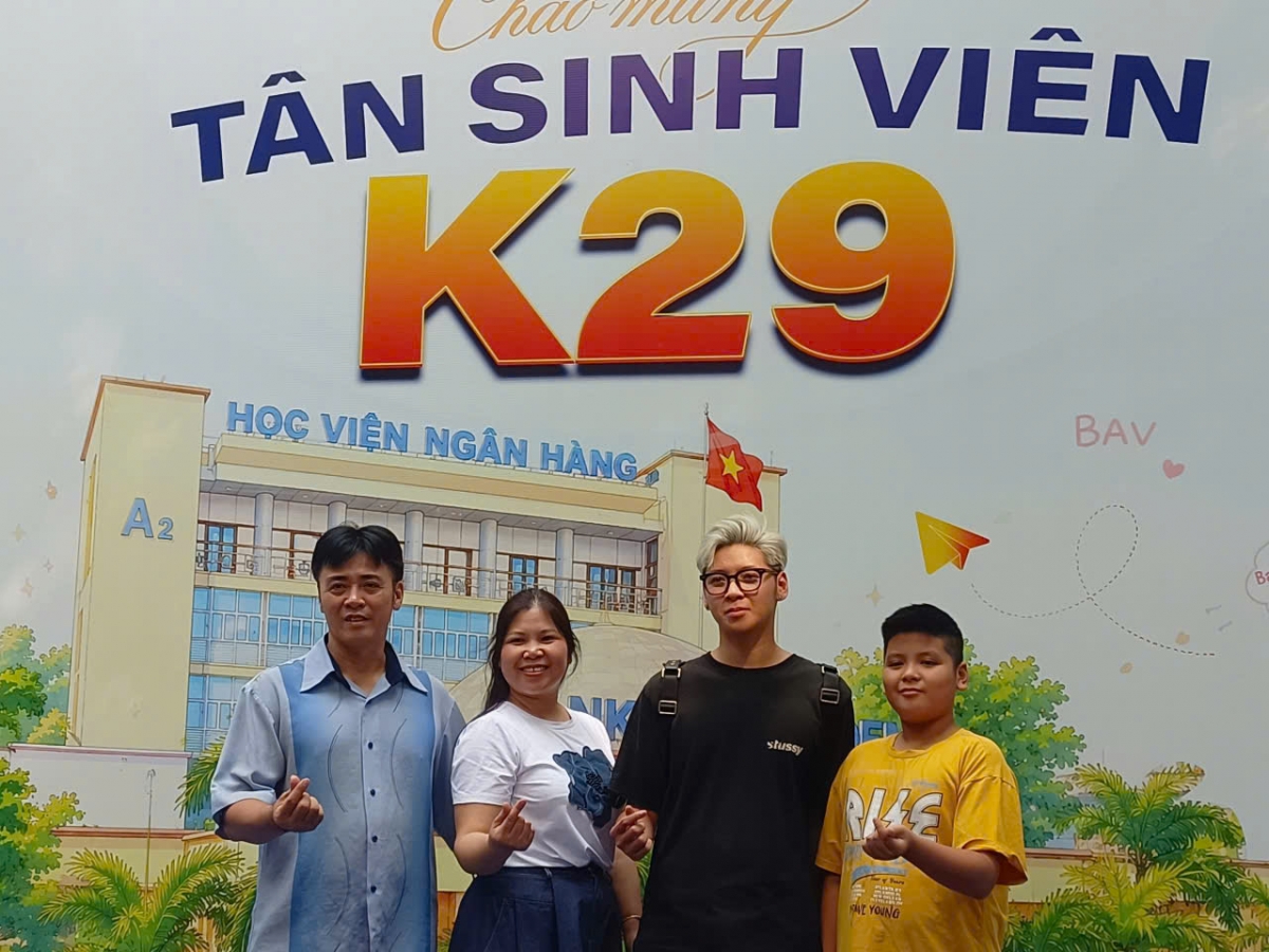 Tân sinh viên cùng gia đình hào hứng chụp ảnh check-in sau khi hoàn thành làm thủ tục nhập học