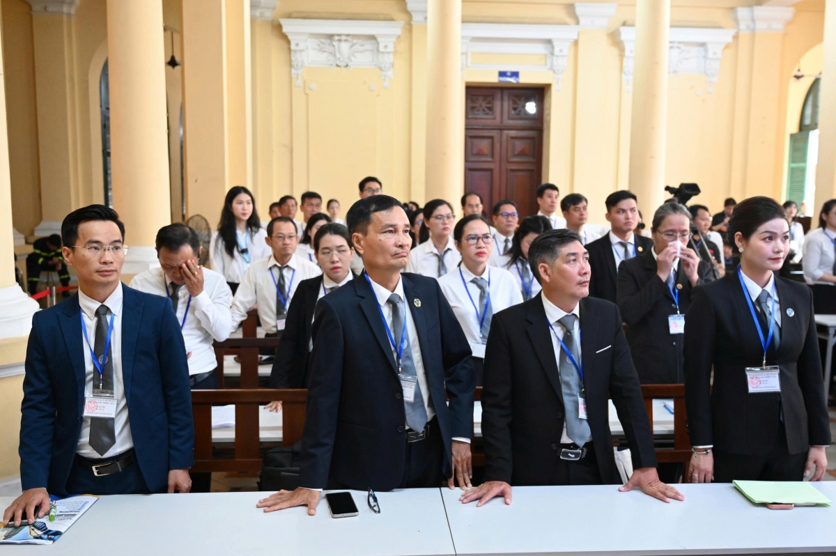 Các bị cáo tại ngoại, luật sư và những người liên quan tham dự tại trụ sở TAND TP.HCM. (Ảnh: P.H)