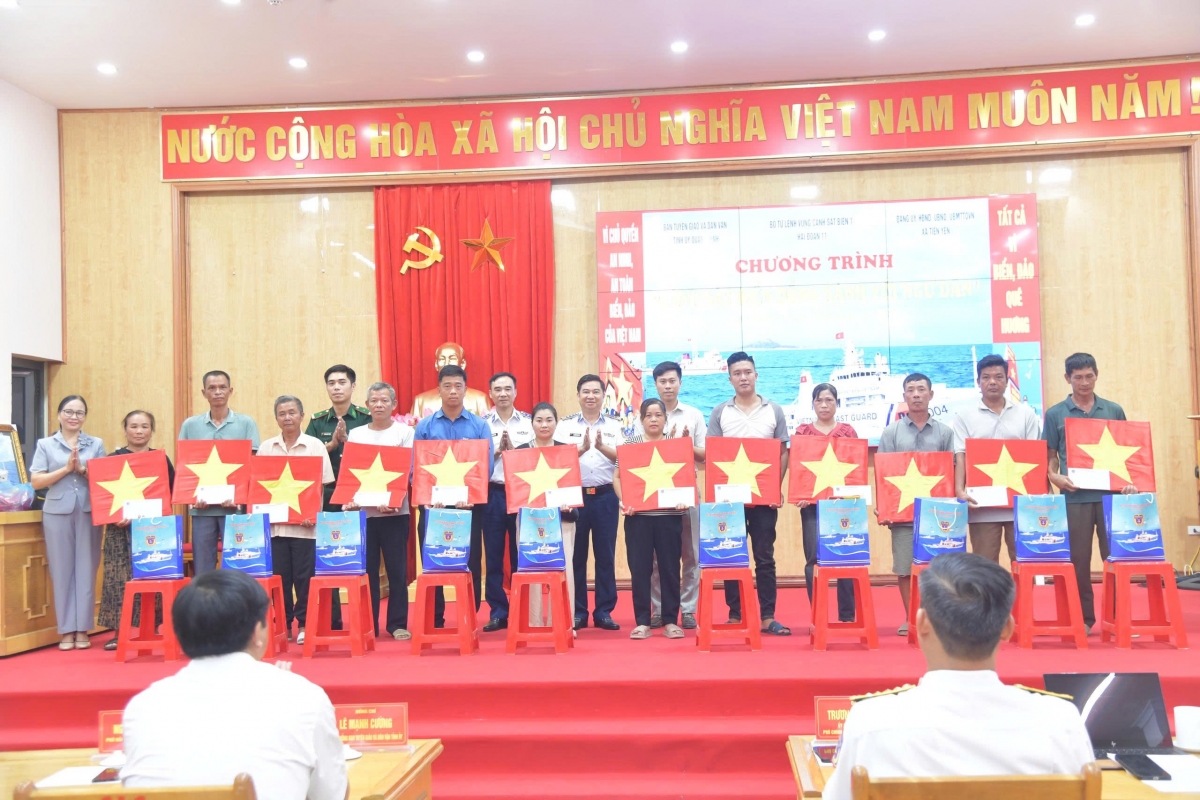  Tặng cờ Tổ quốc và các phần quà cho ngư dân