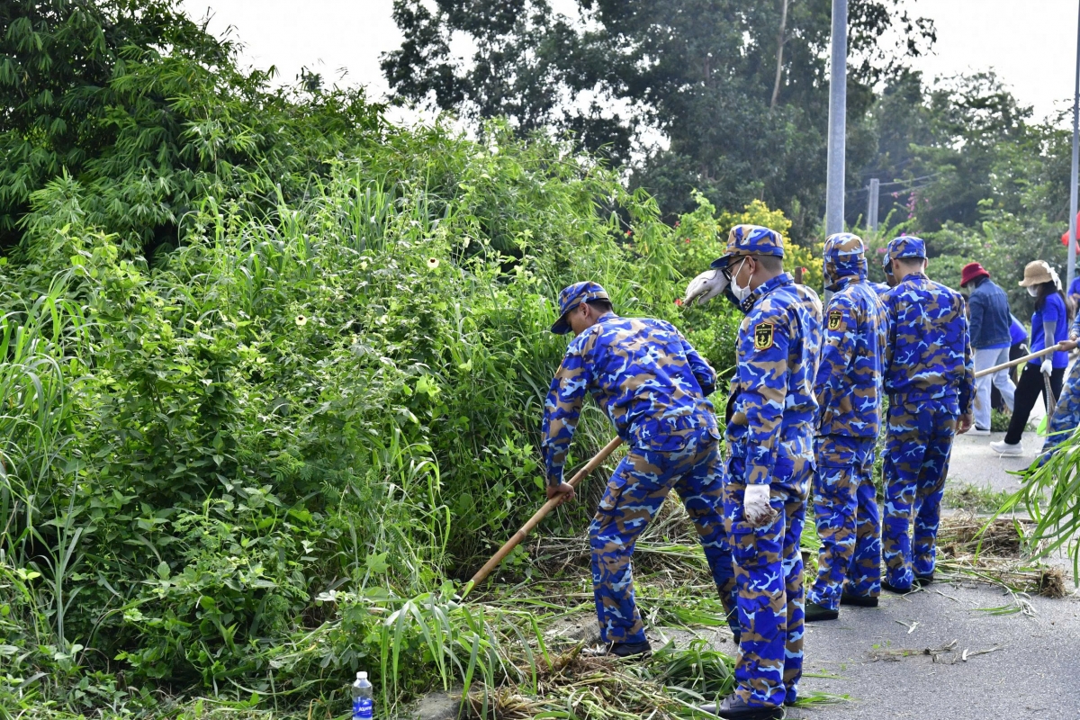 Đoàn viên, thanh niên 2 đơn vị cùng nhau làm sạch tuyến đường