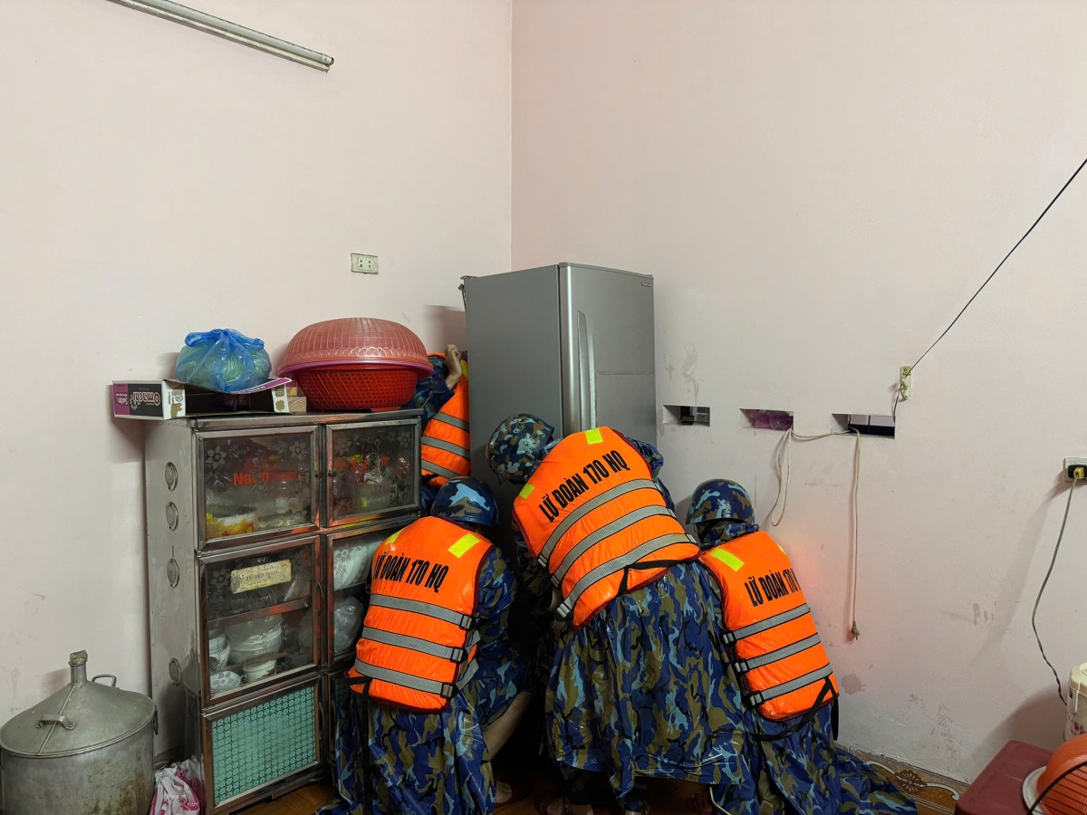 Di chuyển tài sản của nhân dân đến nơi an toàn