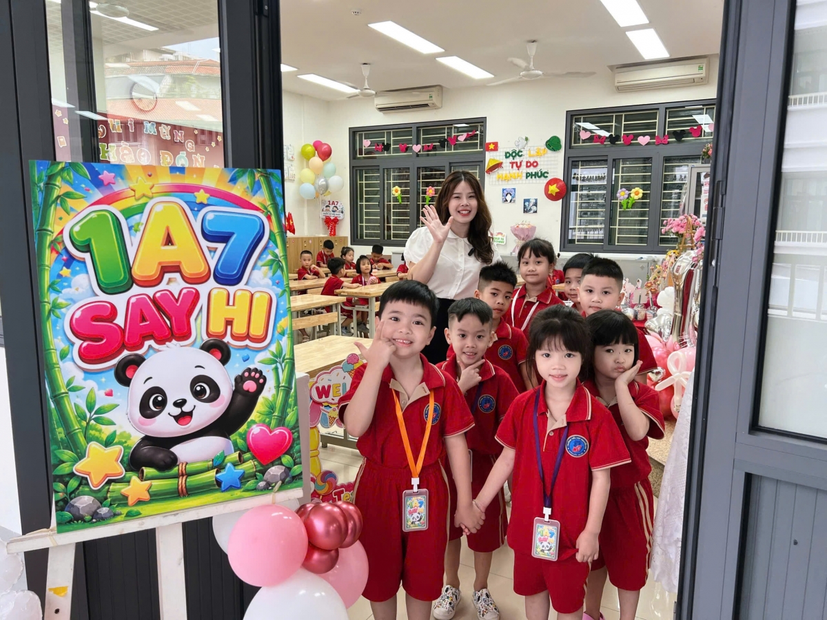 Các học sinh lớp 1, Trường Tiểu học Hoàn Kiếm, phường Hoàn Kiếm, thành phố Hà Nội trong ngày tựu trường