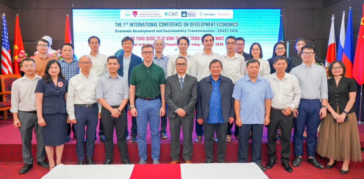 Các đại biểu tham gia Hội thảo Quốc tế về Kinh tế Phát triển lần thứ nhất, với chủ đề “Phát triển Kinh tế và Chuyển đổi Bền vững”