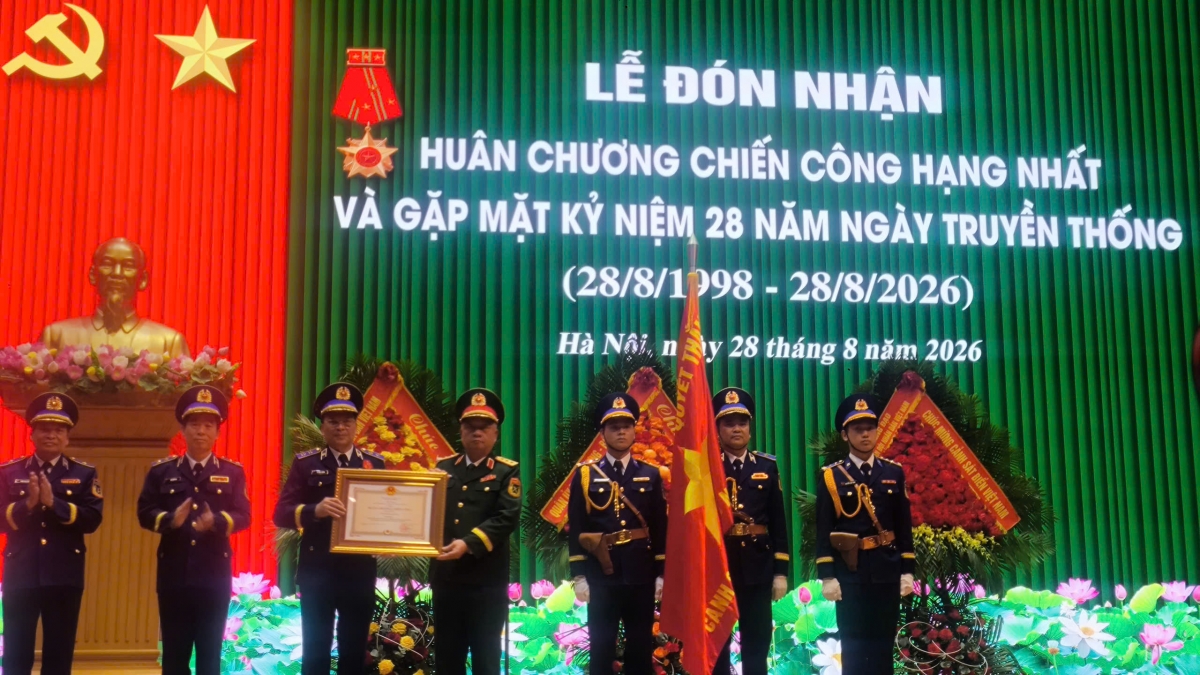 Lãnh đạo Bộ Quốc Phòng trao tặng Huân chương chiến công hạng nhất cho lượng lượng Cảnh sát biển Việt Nam