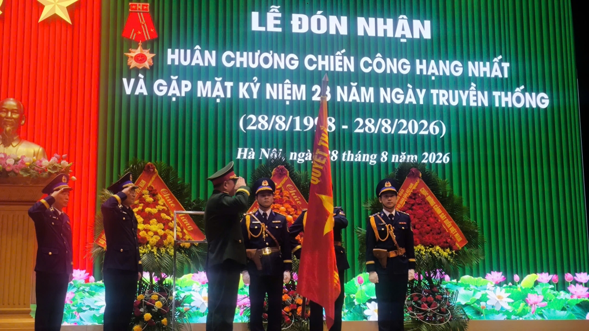 Lãnh đạo Bộ Quốc Phòng gắn Huân chương chiến công hạng nhất được tặng thưởng cho Cảnh sát biển Việt Nam lên lá quân kỳ