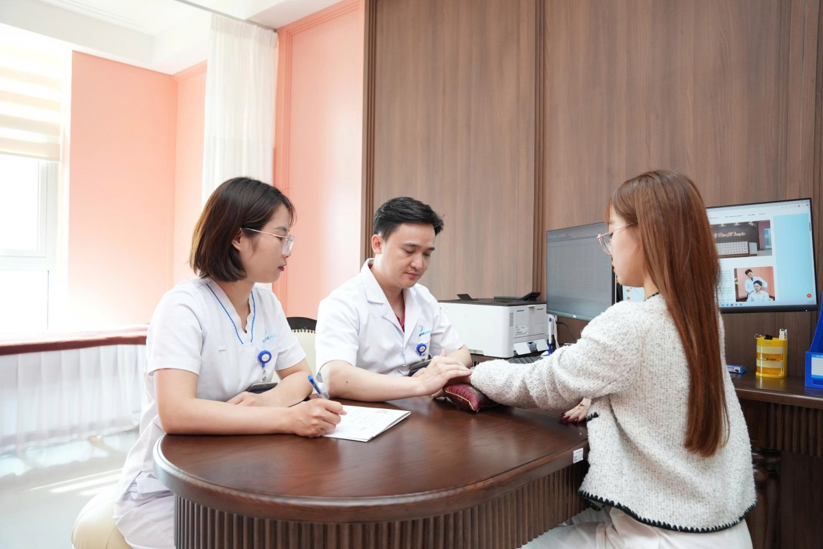 Các bác sỹ thăm khám cho người bệnh tại Trung tâm Y học cổ truyền, Bệnh viện Đại học Phenikaa