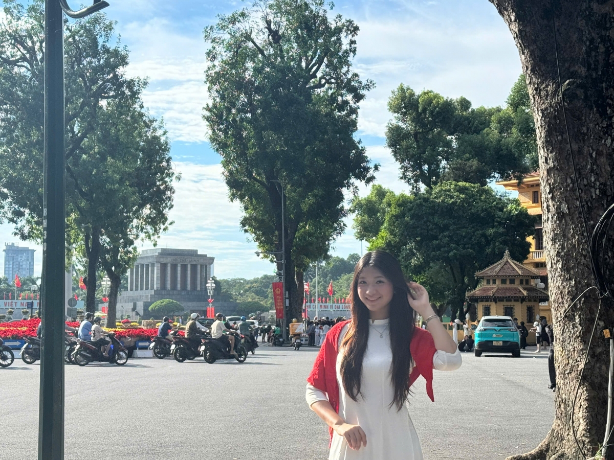 Từ sáng sớm, nhiều bạn trẻ đã tập trung tại Quảng trường Ba Đình để lưu lại những bức ảnh đẹp trong dịp lễ.