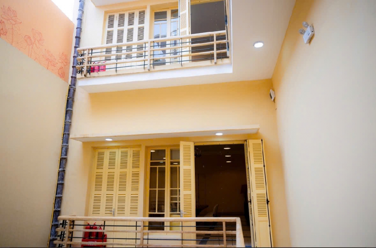 Ngôi nhà có vị trí thuận lợi, nằm giữa một trong 36 phố phường cổ kính của Hà Nội và thông ra hai mặt phố Hàng Ngang và Hàng Cân.