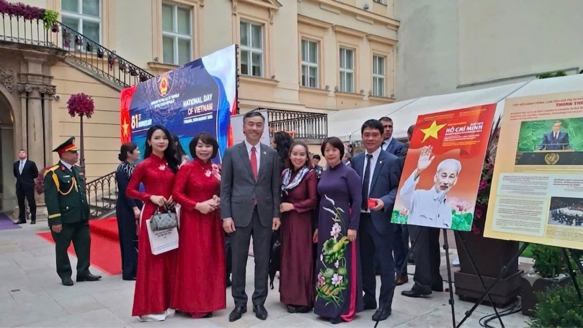 Đại sứ Dương Hoài Nam chụp ảnh lưu niệm cùng đoàn cán bộ Bà Cù Thị Minh PGĐ KDTPCT trao tặng huy hiệu Chủ tịch Hồ Chí Minh cho bạn bè quốc tế.