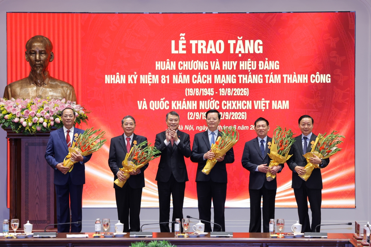 Thủ tướng Lê Minh Hưng trao Huân chương Độc Lập hạng Nhất tặng các đồng chí nguyên lãnh đạo Đảng, Nhà nước.