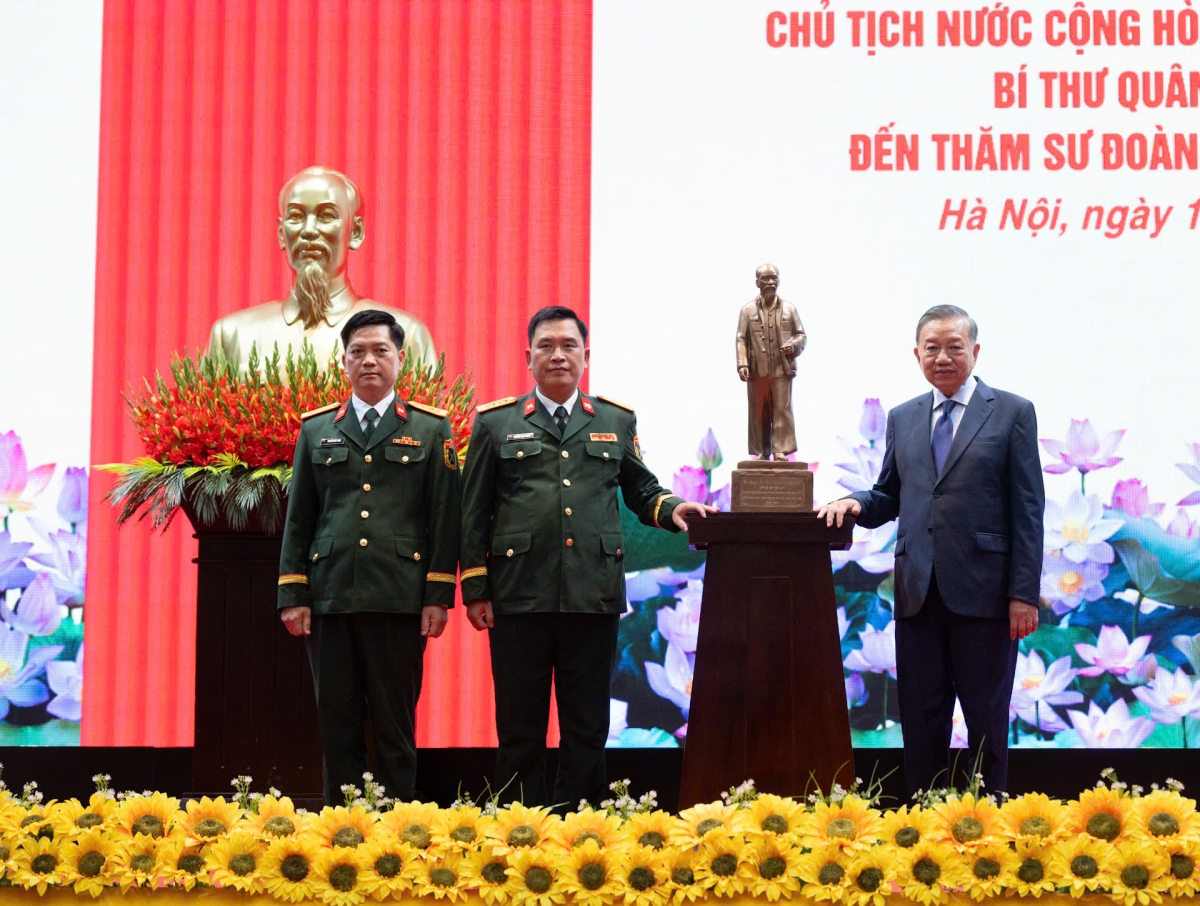 Tổng Bí thư, Chủ tịch nước Tô Lâm tặng bức tượng Bác Hồ cho Sư đoàn Bộ binh cơ giới 308