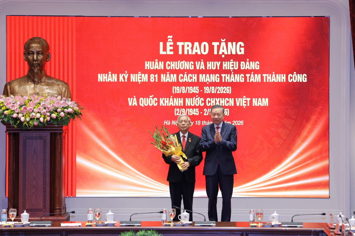 Tổng Bí thư, Chủ tịch nước Tô Lâm trao tặng Huy hiệu 60 năm tuổi Đảng cho đồng chí Nguyễn Khoa Điềm, nguyên Ủy viên Bộ Chính trị, nguyên Bí thư Trung ương Đảng, nguyên Trưởng ban Tư tưởng - Văn hóa Trung ương.