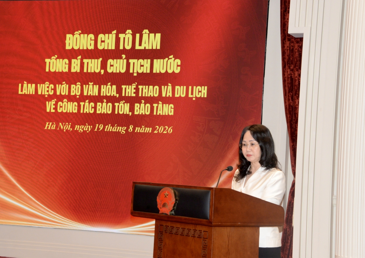 Bộ trưởng Bộ Văn hóa Thể thao và Du lịch Lâm Thị Phương Thanh báo cáo tại buổi làm việc
