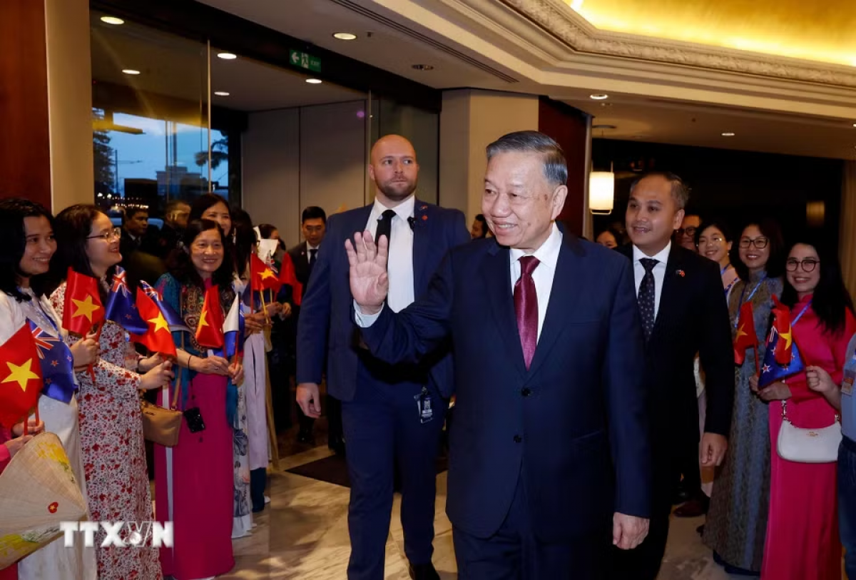 Cán bộ nhân viên Đại sứ quán và đại diện cộng đồng người Việt Nam tại New Zealand đón Tổng Bí thư, Chủ tịch nước Tô Lâm. Ảnh: Thống Nhất/ TTXVN