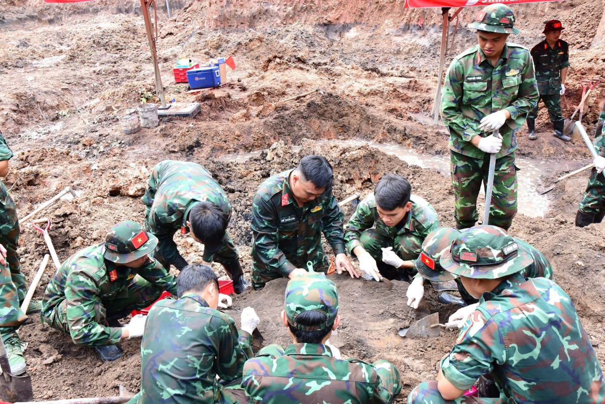 Lực lượng chức năng tiếp tục mở rộng tìm kiếm, quy tập hài cốt liệt sĩ tại Công viên Lê Thị Riêng