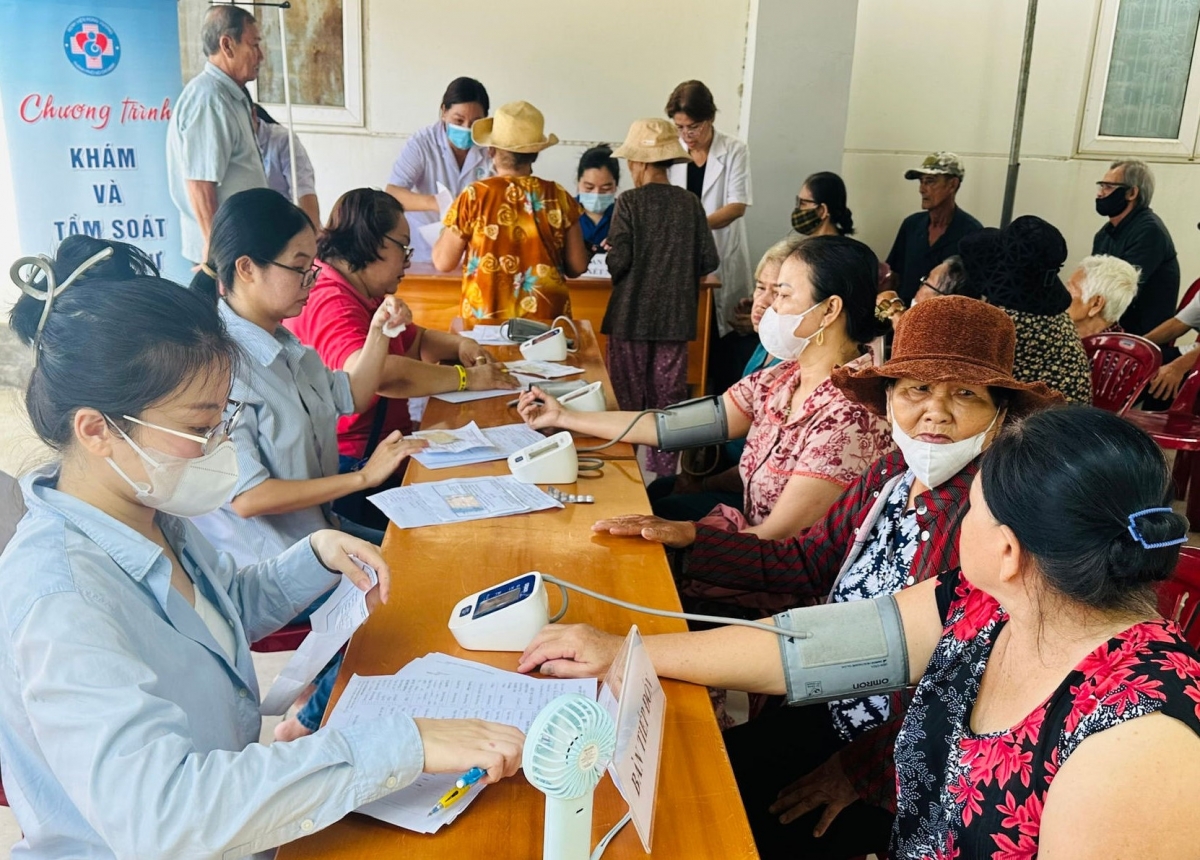 Các y, bác sĩ Bệnh viện Hùng Vương tư vấn, khám bệnh cho người dân tại phường Tiến Thành