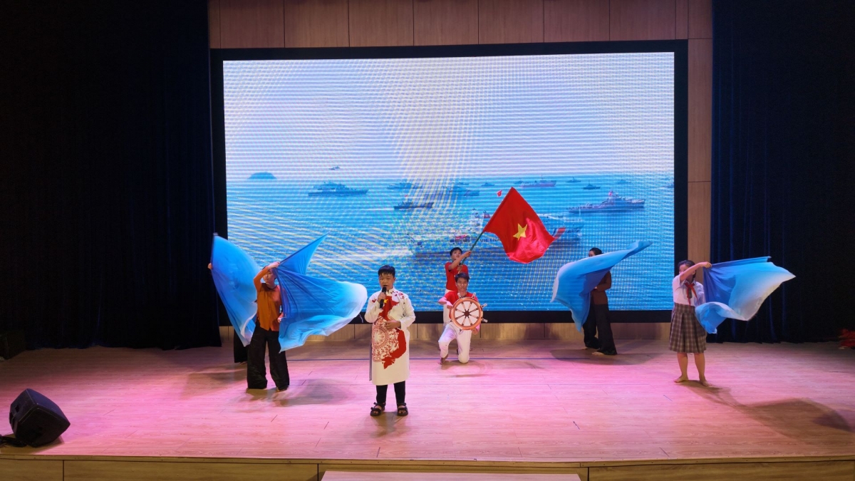 Đội Sao Biển - Quảng Ngãi thể hiện phần thi “Vượt sóng”
