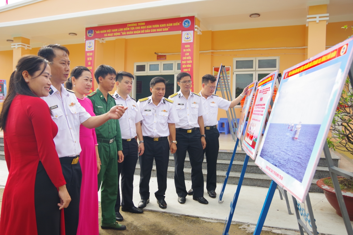 Đại biểu tham quan triển lãm ảnh do Lữ đoàn 125, Vùng 2 Hải quân thực hiện