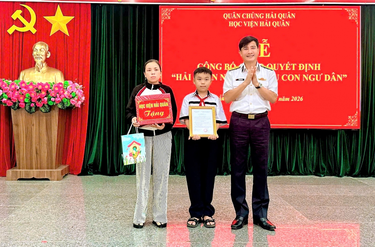 Đại tá Hồ Thanh Hòa, Phó Giám đốc Học viện trao quyết định và tặng quà cho gia đình cháu Trần Đoàn Tiến Thành