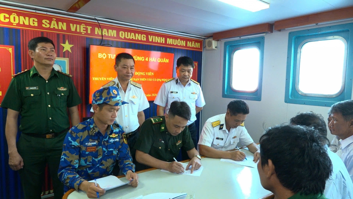 Đại diện các lực lượng làm thủ tục bàn giao 33 ngư dân gặp nạn trên biển theo quy định