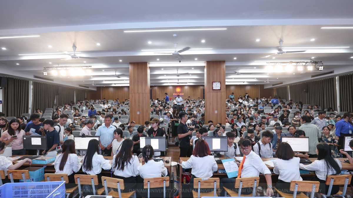 Hàng nghìn sinh viên đã làm thủ tục nhập học tại Trường Đại học Đại Nam
