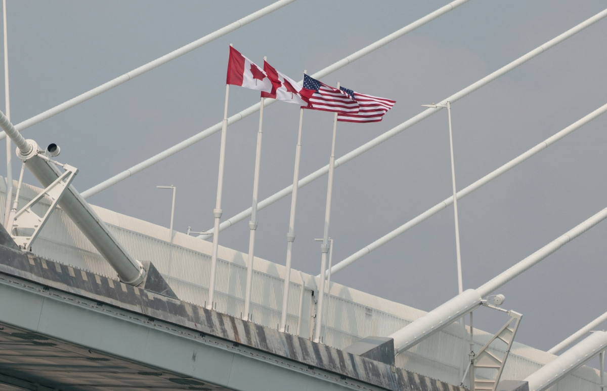 Cờ Mỹ và Canada ở Michigan (Ảnh: Reuters)