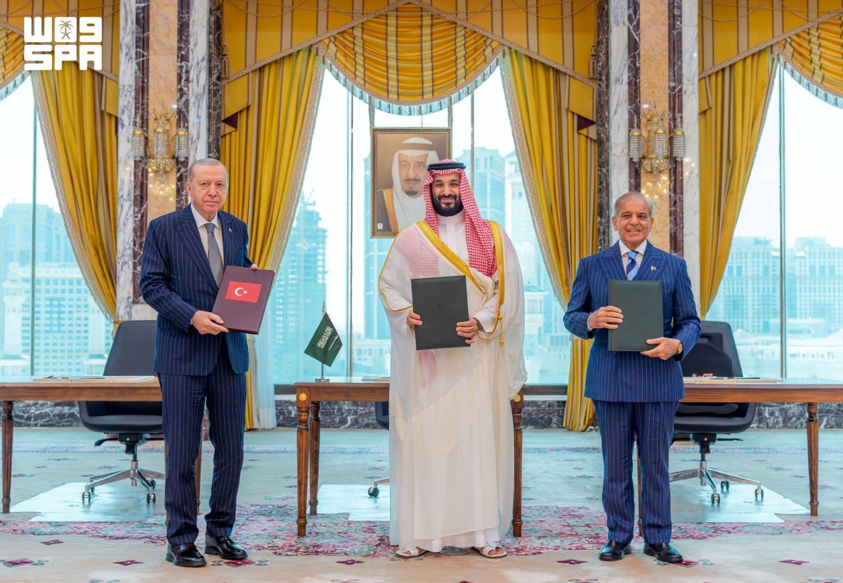Hiệp ước Phòng thủ chung Mecca được ký bởi Tổng thống Thổ Nhĩ Kỳ Recep Tayyip Erdogan (trái), Thái tử Saudi Arabia, Mohammed bin Salman (giữa) và Thủ tướng Pakistani Shehbaz Sharif tại Cung điện Al-Safa ngày 7/8/2026. Ảnh: Reuters