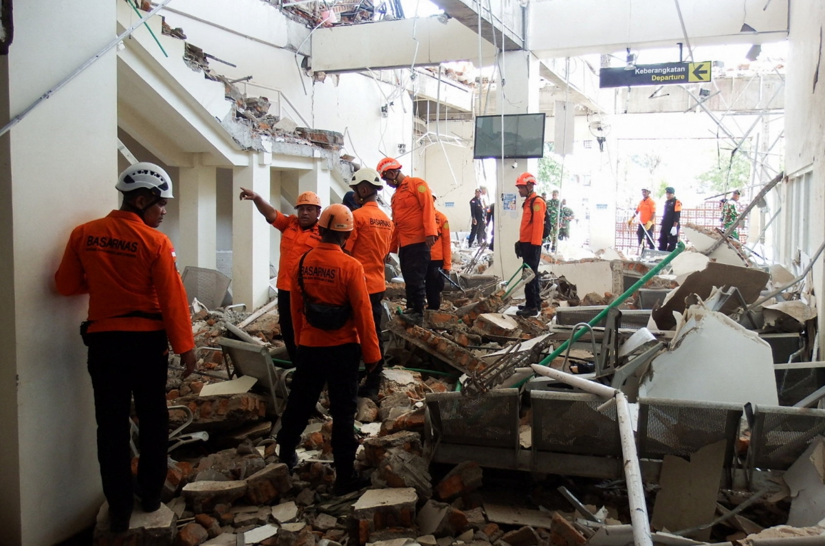 Lực lượng cứu hộ sau trận động đất ở Maumere, Sikka, tỉnh Đông Nusa Tenggara, Indonesia (Ảnh: Reuters)
